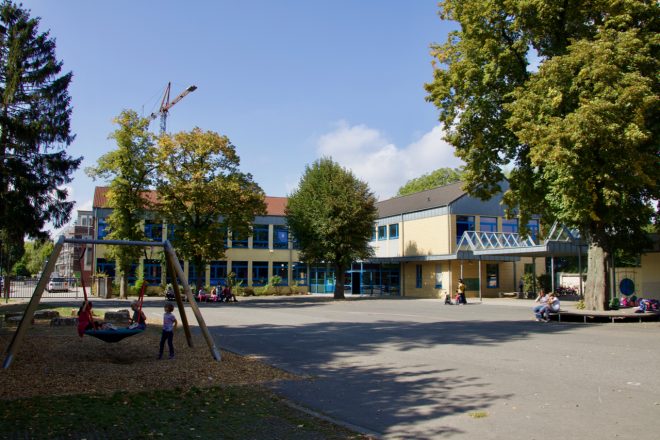 Neubau mit Schulhof - 1